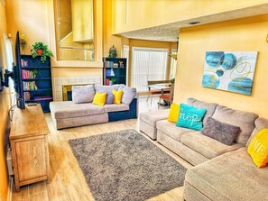 Smart-TV, Kamin, Videospiele, Bücher