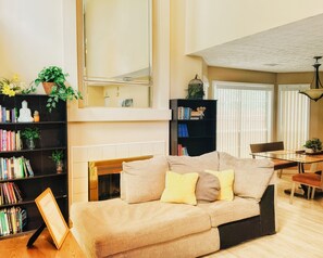 Smart-TV, Kamin, Videospiele, Bücher