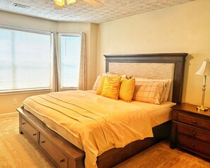 3 slaapkamers, een bureau, een strijkplank/strijkijzer, reisbedje