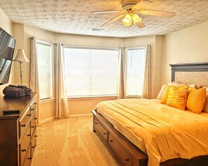 3 soverom, skrivebord, strykejern/-brett og reiseseng for barn