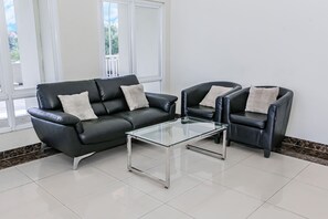 Lobby sitting area - Capital O 93516 Loftvilles City Residence (Tangerang)