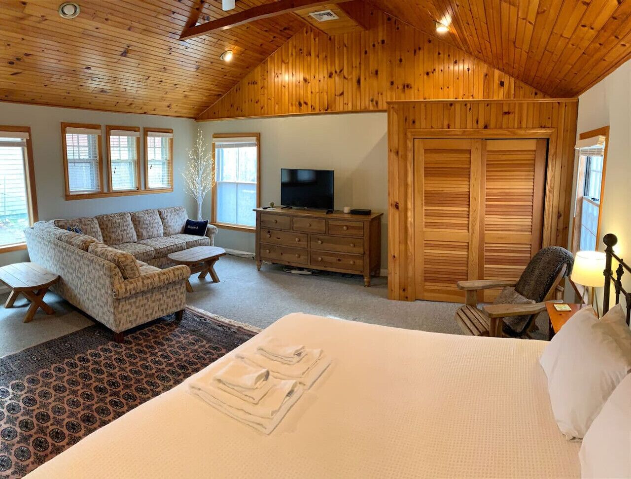 7 bedrooms, desk, iron/ironing board, travel crib