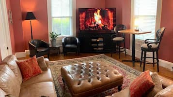 Una televisión, una chimenea