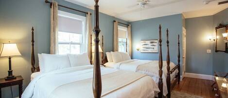 6 quartos, escrivaninha, ferros/tábuas de passar roupa, berço de viagem