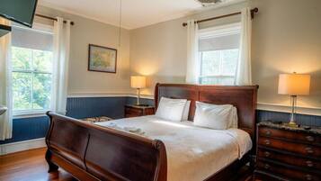 6 bedrooms, desk, iron/ironing board, travel cot