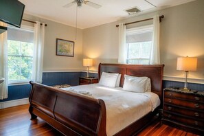 6 bedrooms, desk, iron/ironing board, travel crib