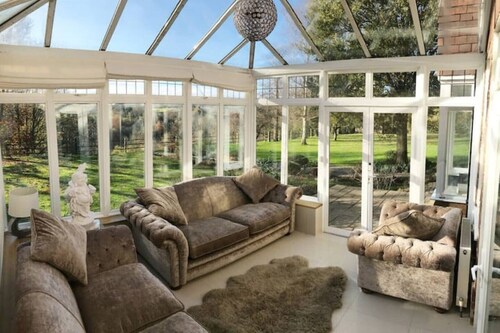 Beautiful 6 Bedroom Home with Pool & Hot Tub