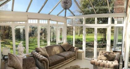 Beautiful 6 Bedroom Home with Pool & Hot Tub