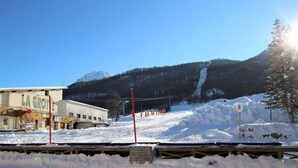 Paisagem coberta de neve com um edifício identificado como 