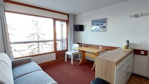 Interior - 200m from resort center, 5th floor, swimming pool, balcony, tv, 30m², Les Arcs (Les Arcs)