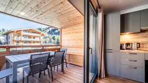 Una cocina moderna con armarios grises y encimera de madera.