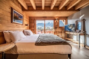 5 bedrooms, iron/ironing board, free WiFi, bed sheets