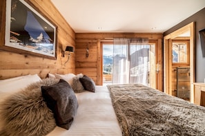 5 bedrooms, iron/ironing board, free WiFi, bed sheets