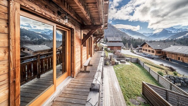 A wooden building with large windows overlooking a mountainous landscape. - Heavenly - Luxurious chalet with jacuzzi and sauna (Montriond)