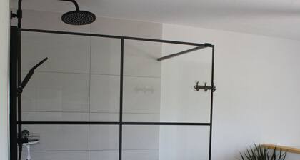 Moderne Ferienwohnung mit großem Außenbereich, Familien- und Haustierfreundlich