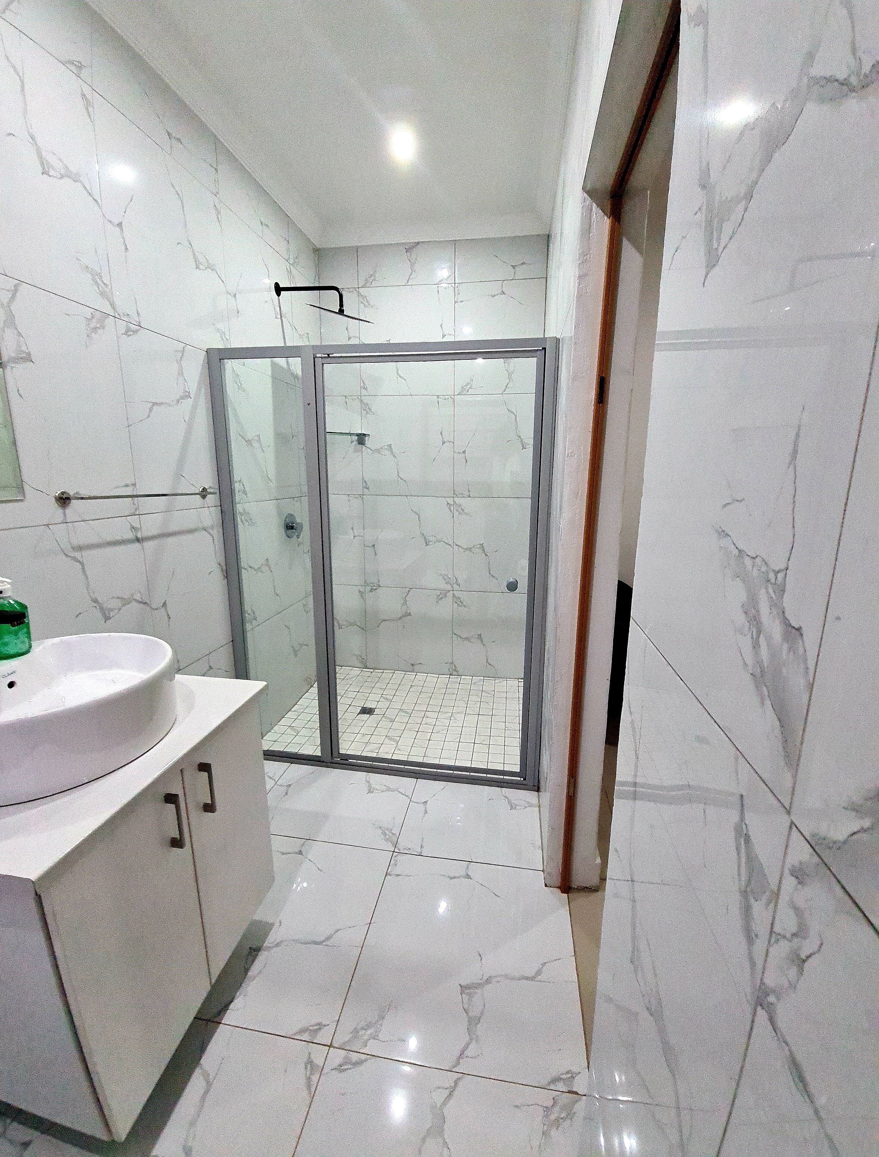 Chambre Double Premium | Salle de bain | Douche, articles de toilette gratuits, serviettes fournies, savon