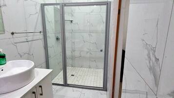 Chambre Double Premium | Salle de bain | Douche, articles de toilette gratuits, serviettes fournies, savon