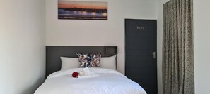 Signature Room | Egyptian cotton sheets, premium bedding, desk, laptop workspace - Maison Akiba (Pretoria)