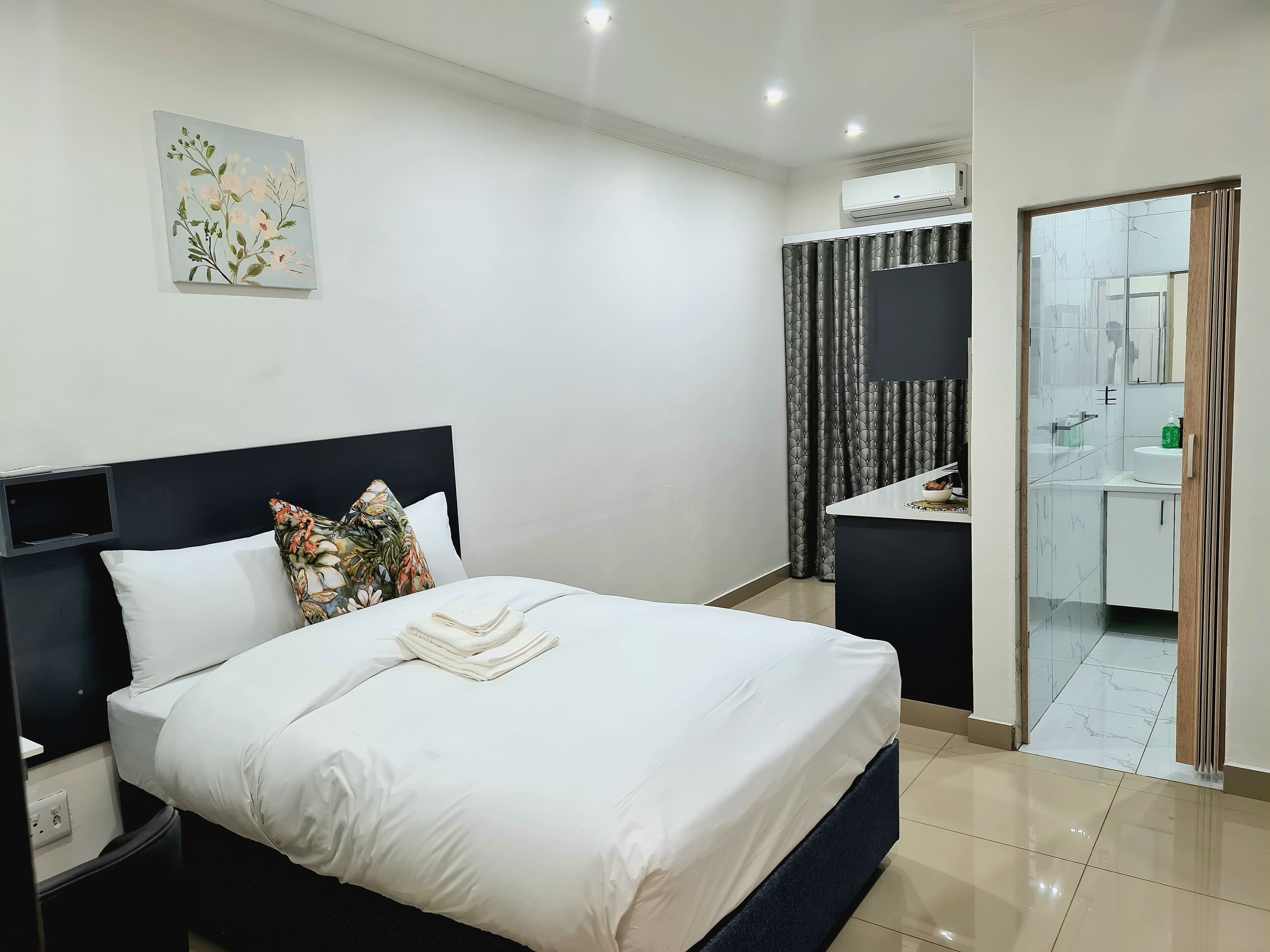 Executive Room | Egyptian cotton sheets, premium bedding, desk, laptop workspace