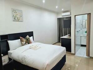 ห้องเอ็กเซกคิวทีฟ | ผ้าปูที่นอนฝ้ายอียิปต์, เครื่องนอนระดับพรีเมียม, โต๊ะทำงาน