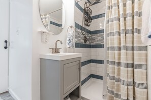 Dusche, Haartrockner, Handtücher, Toilettenpapier