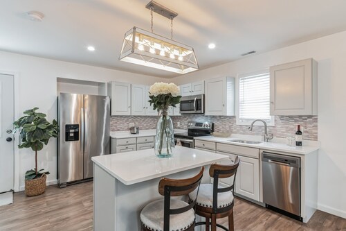 Cozy Beach Cottage just minutes from historic Cape May Pet Friendly!