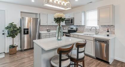Cozy Beach Cottage just minutes from historic Cape May Pet Friendly!
