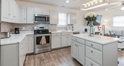 Cozy Beach Cottage just minutes from historic Cape May Pet Friendly!
