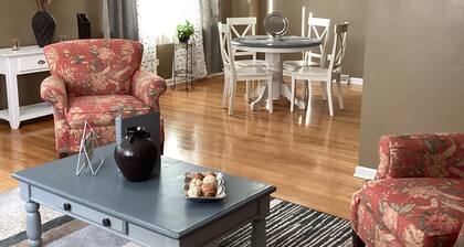 Oak Lawn, King bed, 3 bedrm, 2 bath, big Condo w Garage Parking, Great Location.