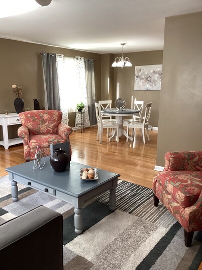 Oak Lawn, King bed, 3 bedrm, 2 bath, big Condo w Garage Parking, Great Location.