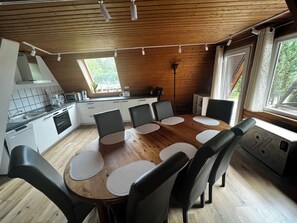 Fridge, microwave, oven, stovetop - Ferienhaus im Märchenwald am Rande der Lüneburger Heide, Ovelgönne bei Celle (Hambühren)