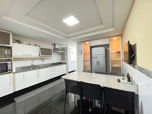 Deluxe Apartment, 4 Bedrooms, Jetted Tub, Bay View | Private kitchen