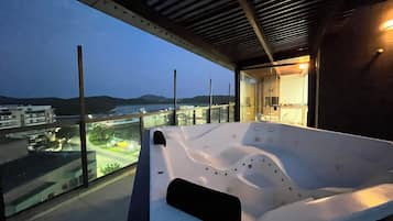 Căn hộ Deluxe, 4 phòng ngủ, bồn tắm thủy lực, quang cảnh vịnh | Hiên