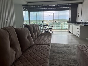 Appartement Deluxe, 4 chambres, bain à remous, vue baie | Coin séjour