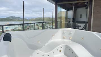 Apartamento luxo, 4 quartos, banheira de hidromassagem, vista para a baía | 4 quartos, espaço de trabalho para notebook, Wi-Fi de cortesia