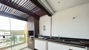 Una cocina moderna con un ventanal grande, horno empotrado y vistas a la ciudad.