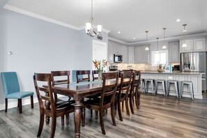 Dining - Ocean Views,heated Pool, Hot tub,Elevator, EV Charger (Surf City)
