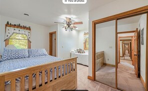 5 chambres, fer et planche à repasser, lit de bébé portatif