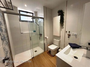 Dusch, hårtork, handdukar och tvål