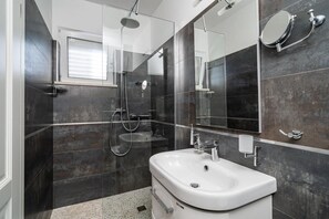 Haartrockner, Handtücher, Seife, Toilettenpapier