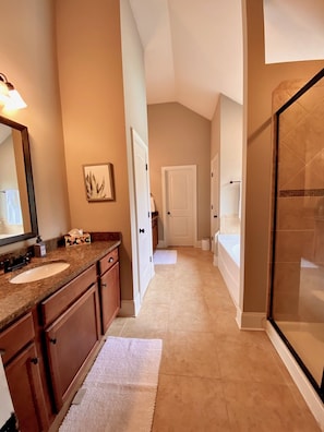 Towels, soap, shampoo, toilet paper - Beautiful 5 BR, 3 BA, home only minutes away from the Masters and Peach Jam! (North Augusta)