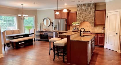 Beautiful 5 BR, 3 BA, home only minutes away from the Masters and Peach Jam!