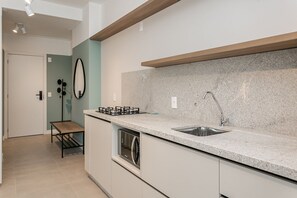 Apartment | Eigene Küche | Großer Kühlschrank, Mikrowelle, Kochgeschirr/Geschirr/Besteck