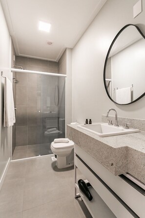 Grand Studio | Bathroom | Shower, hair dryer, towels