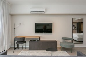 Basic Studio | Laptop workspace, blackout curtains, iron/ironing board, free WiFi