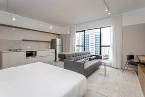 1 غرفة نوم وستائر تعتيم ومكواة/لوح كي وواي فاي مجانًا