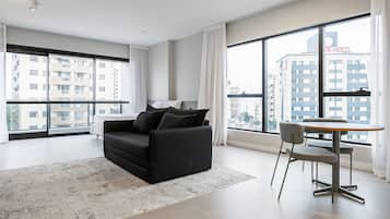 基础开间 | 起居区 | 32-英寸电视(配备数码频道)