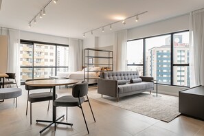 Studio Galerie | Coin séjour | Télévision de 32 pouces avec chaînes numériques