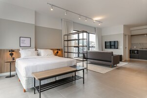 Espacio para trabajar con laptop y cortinas blackout 