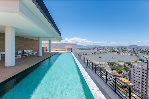 Outdoor pool - Studios Tower by Viva - Prédio com piscina e estacionamento no centro de Floripa (Florianópolis)
